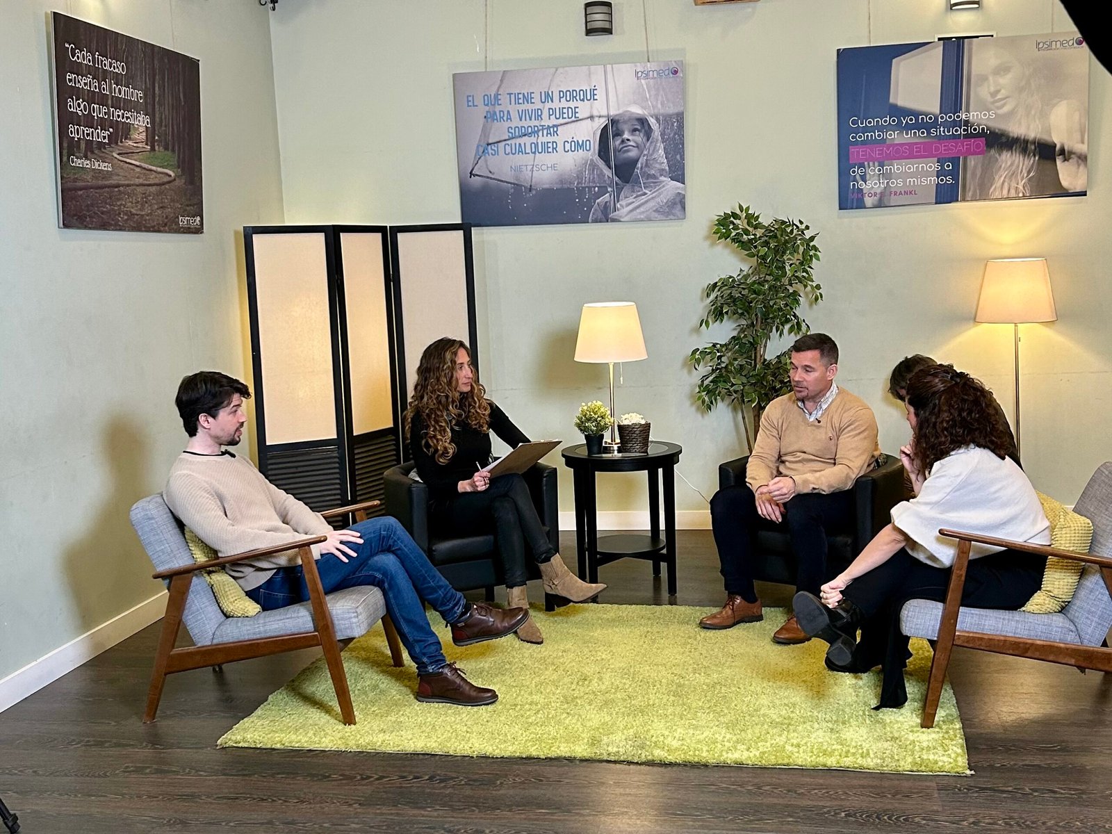 Carmen Guerrero con camara en mano durante evento institucional.